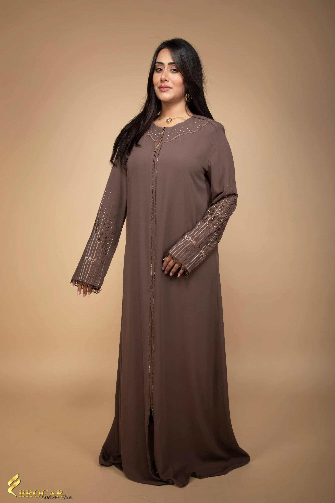 عباية كريب مطرزة على الاكمام مع سحاب بني اللون