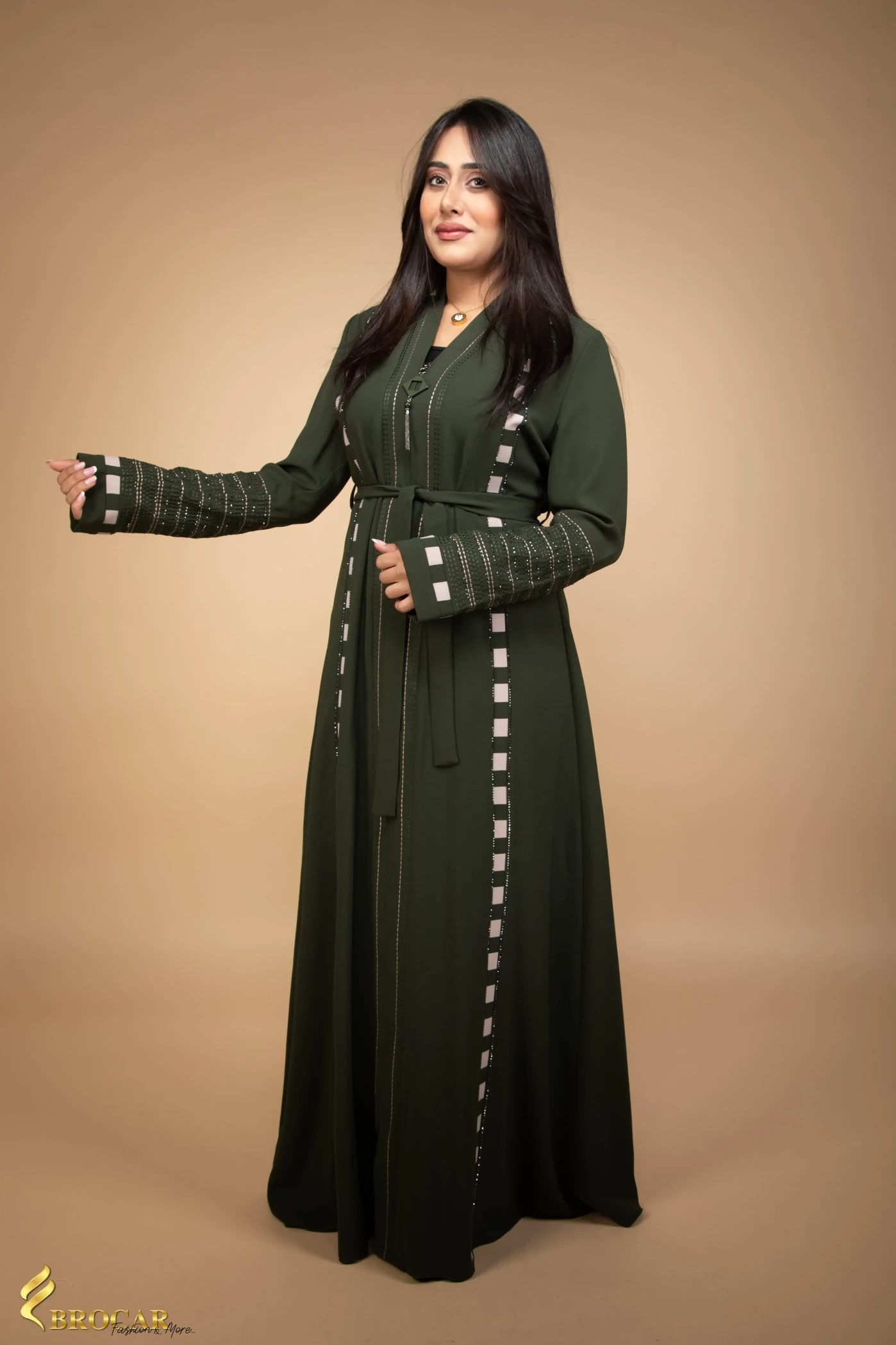 عباية كريب مطرزة مع سحاب بحزام على الخصر زيتوني