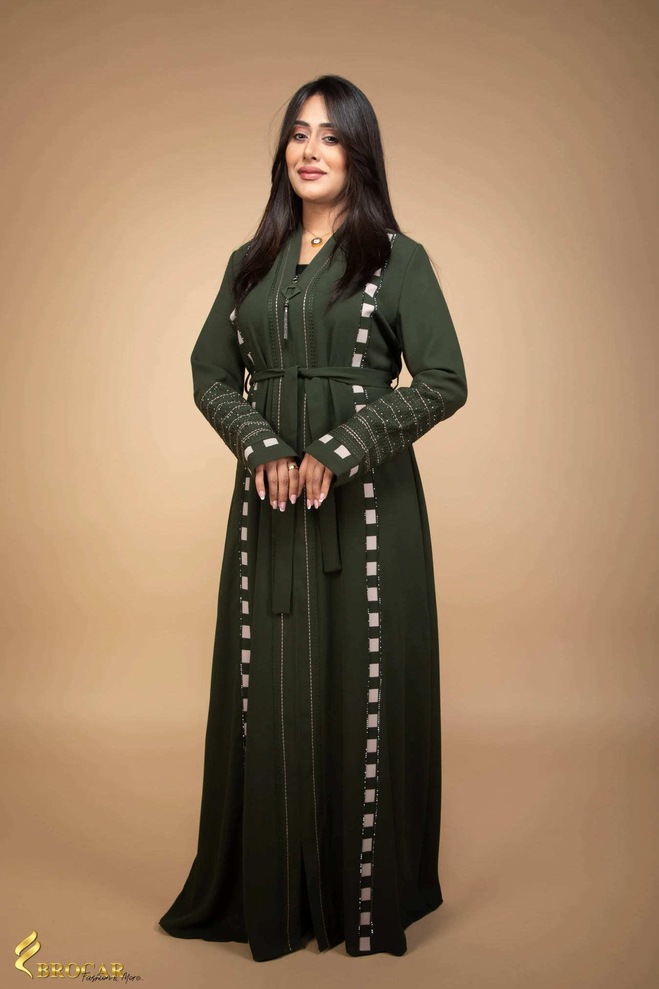 عباية كريب مطرزة مع سحاب بحزام على الخصر زيتوني