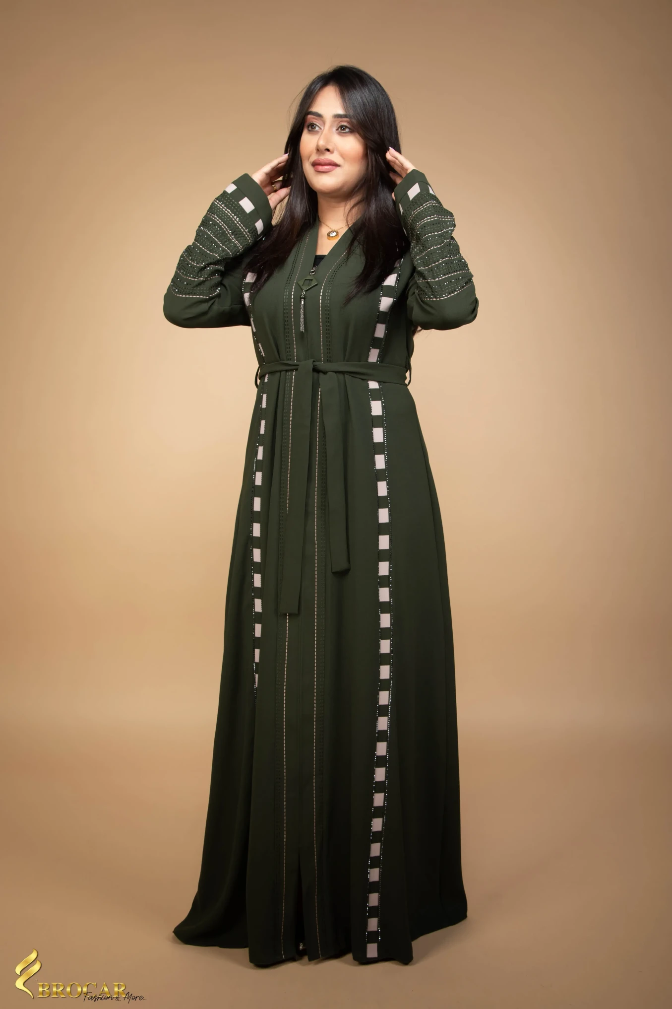 عباية كريب مطرزة مع سحاب بحزام على الخصر زيتوني