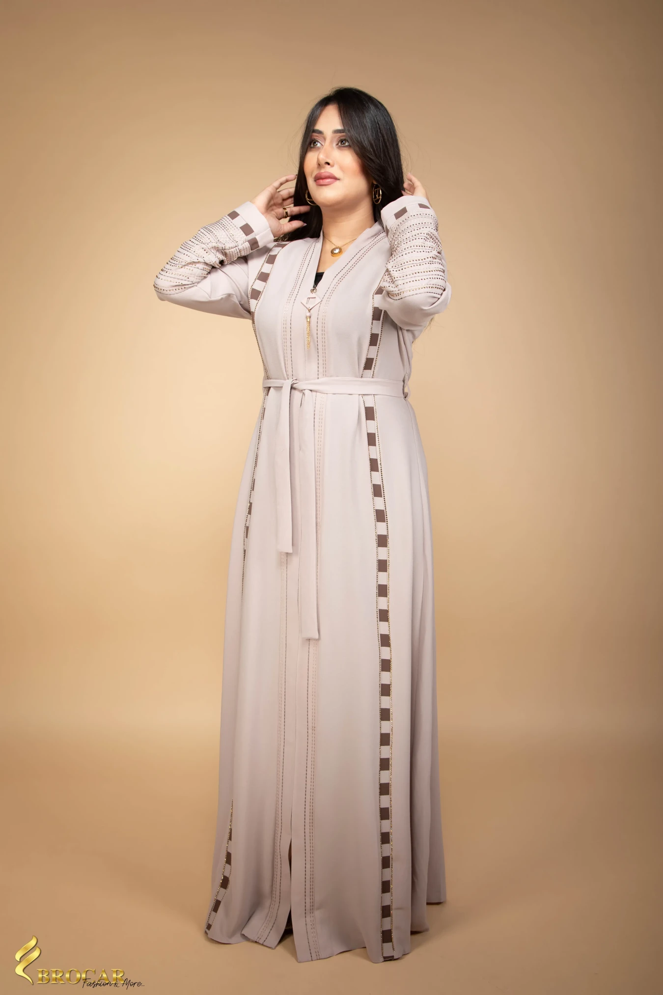 عباية كريب مطرزة مع سحاب بحزام على الخصر بيج اللون