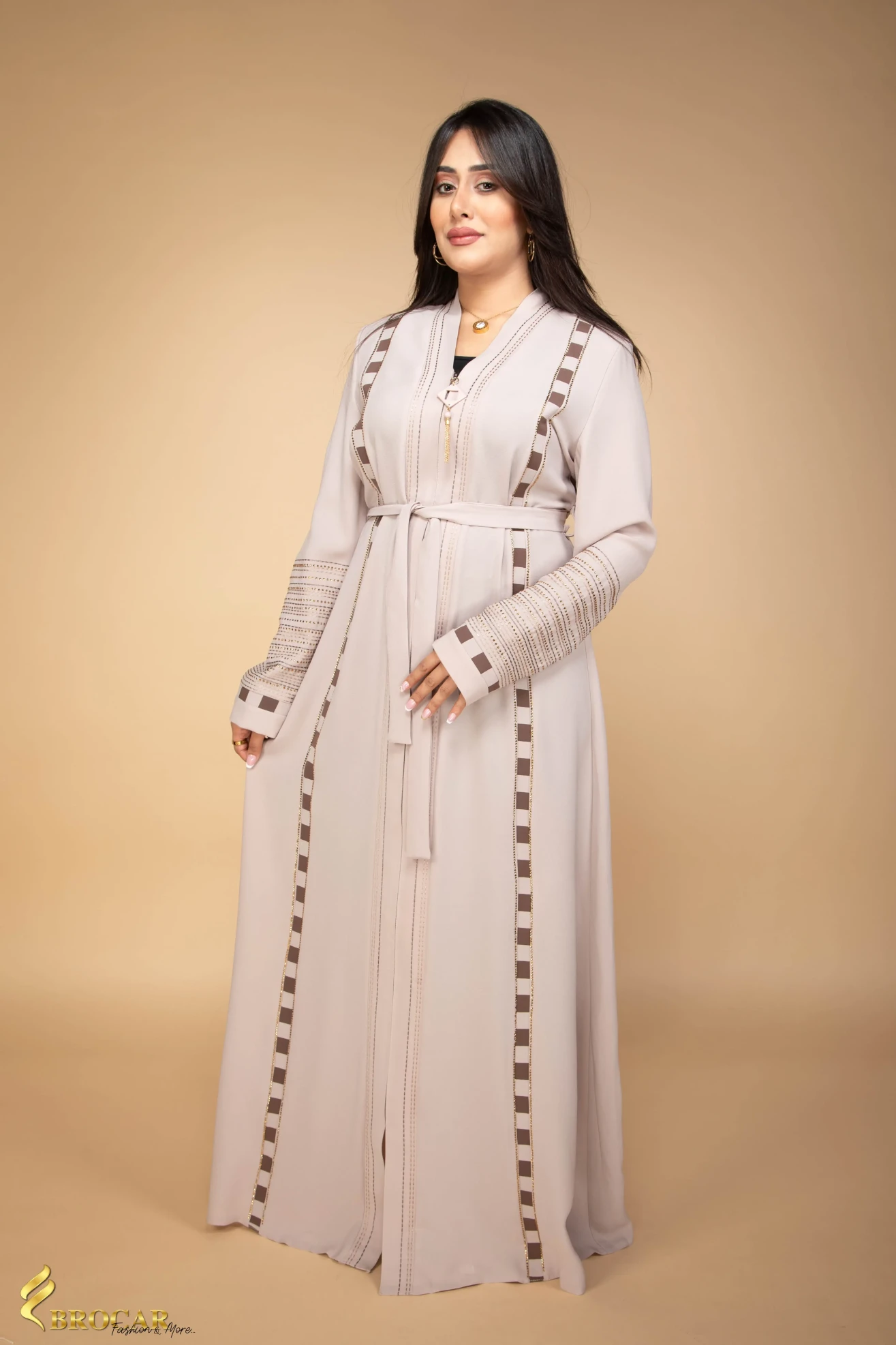 عباية كريب مطرزة مع سحاب بحزام على الخصر بيج اللون