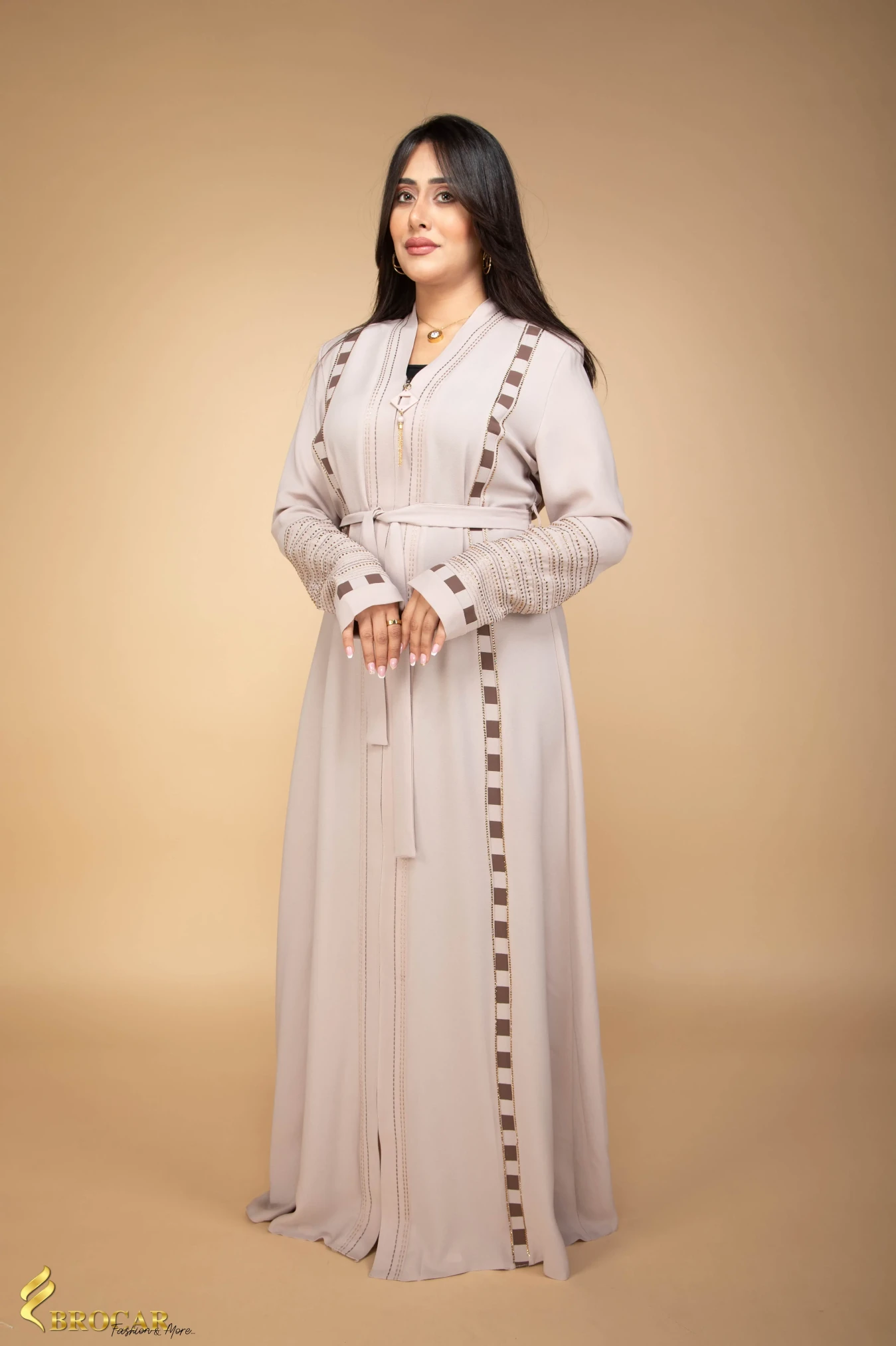 عباية كريب مطرزة مع سحاب بحزام على الخصر بيج اللون