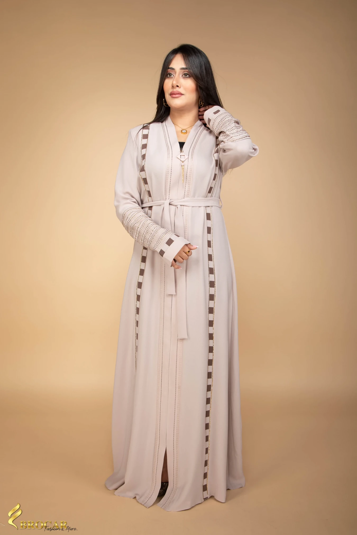 عباية كريب مطرزة مع سحاب بحزام على الخصر بيج اللون